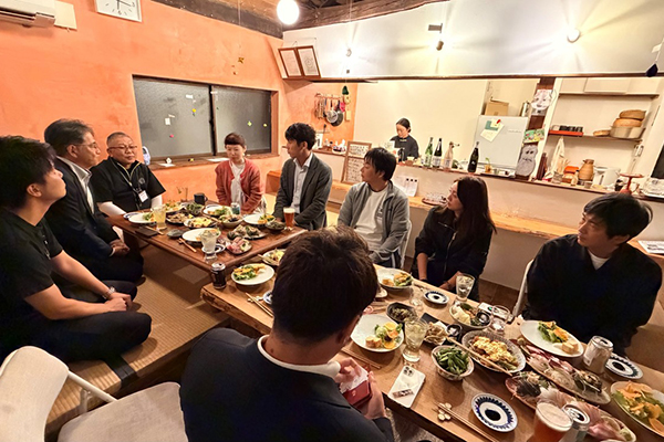 地元企業の皆さんと懇親会(さんかくワサビ)